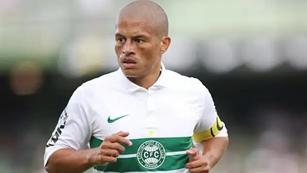 Alex futbola veda etti