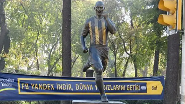 Alex heykeli 3 yılda yıprandı!