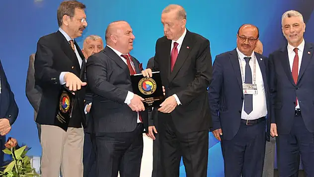 Ali Kaya'ya plaketini Cumhurbaşkanı Erdoğan verdi