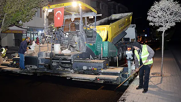 Ali Ulvi Kurucu Caddesinde Asfalt Yenileniyor