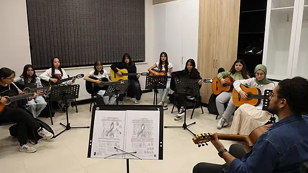 Ali Ulvi Kurucu Gençlik Merkezi'nde yaz dönemi kurs kayıtları başlıyor