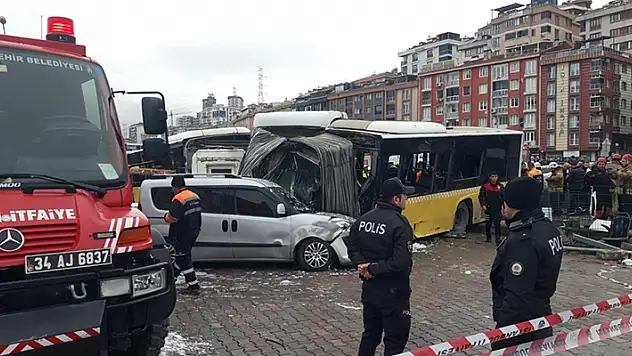 Alibeyköy'de tramvay ile İETT otobüsü çarpıştı

