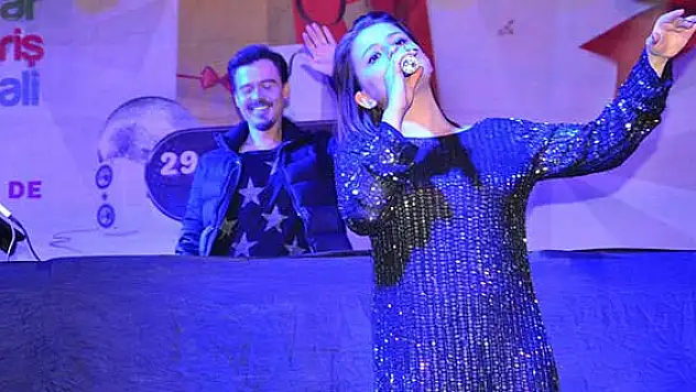 Alışveriş festivalinde finalin adı Erdem Kınay ve Merve Özbey oldu