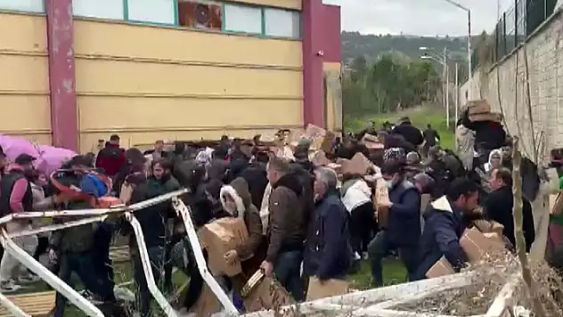 Alışveriş festivalindeki 1 TL'lik sehpalar yağmalandı
