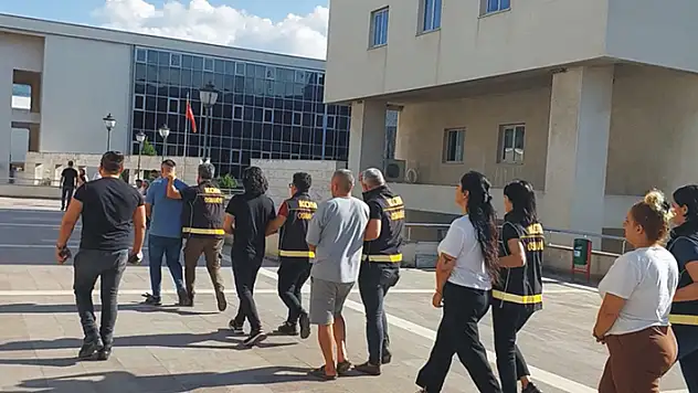 Alışveriş kartı dağıtıp kimlik bilgilerini aldıkları kişilere banka hesabı açan 8 şüpheli tutuklandı
