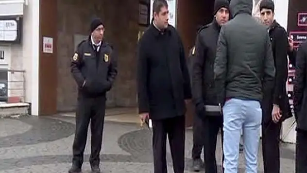 Alışveriş merkezi önünde bomba düzeneği bulundu