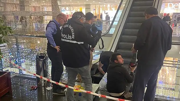 Alışveriş merkezinde korkunç olay! Konya'da yürüyen merdivende düşen çocuğun parmakları koptu
