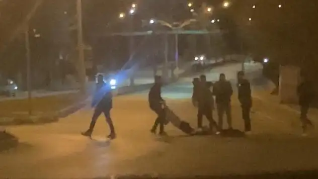 Alkollü mekanda çıkan kavga sokağa taştı, o anlar kamerada
