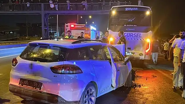 Alkollü otomobil sürücüsü servise çarptı: 6 yaralı