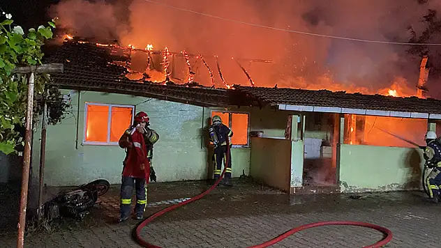 Alkollü şahıs, annesinin de içinde bulunduğu evi yaktı
