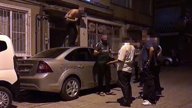 Alkollü şahıs araçların üzerine çıkarak kendini kesmek istedi