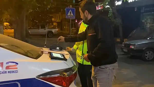 Alkollü sürücü, alkolmetreyi pos cihazı zannedip ödeme yapmayı denedi
