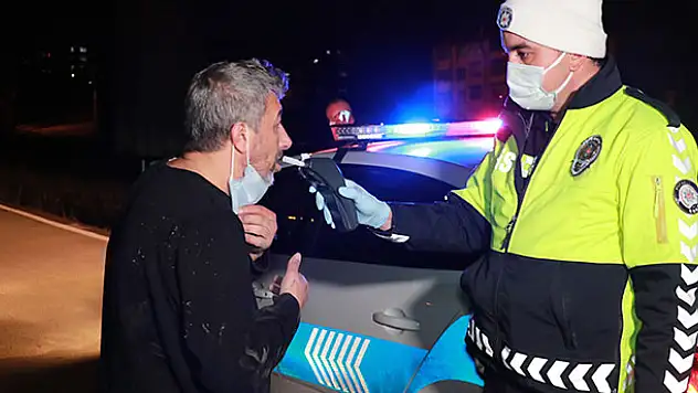 Alkollü sürücü aracını kanala devirince polise 'Nöbet tutuyorum' dedi