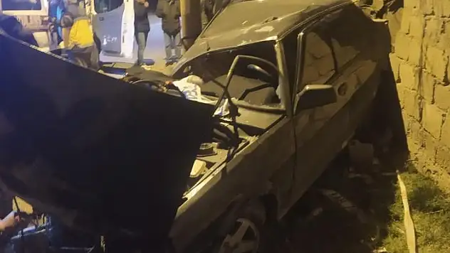 Alkollü sürücü direğe çarptı, otomobil hurdaya döndü

