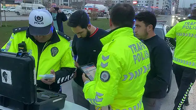 Aksaray'da alkollü sürücü emniyeti alarma geçirdi, ehliyeti daimi iptal edildi