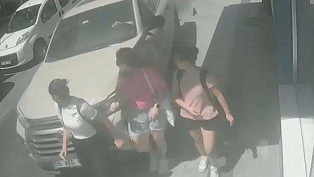Alkollü sürücü kaldırımda yürüyen yayalara çarptı: 2 yaralı
