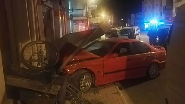 Alkollü sürücü önce bisiklete ardından iş yerine çarptı