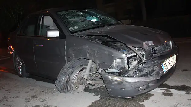 Alkollü sürücü otomobiliyle önce yayaya ardından 2 araca çarptı