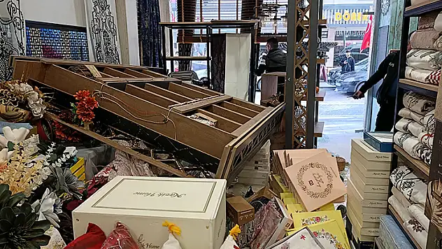 Alkollü sürücü şehri birbirine kattı, 2 çocuk son anda kurtuldu