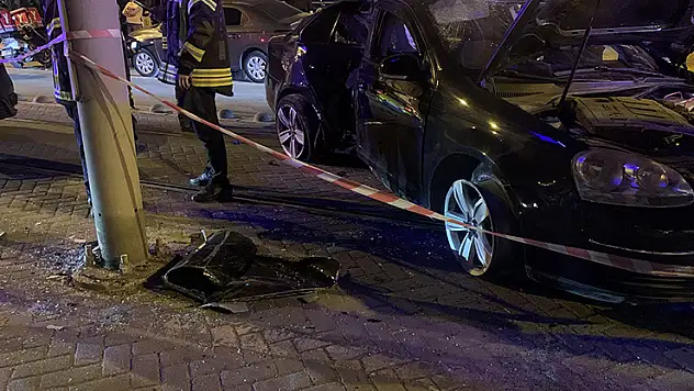 Alkollü sürücü tramvay yoluna çıkıp, direğe çarptı: 2 yaralı