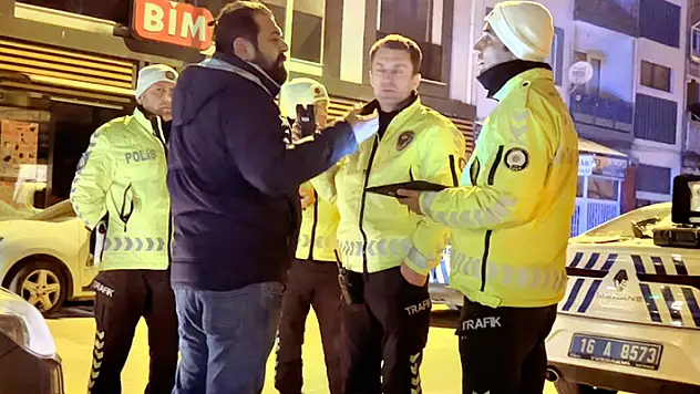 Alkollü sürücüden polise soru: Sen benden ehliyeti alacaksın, mutlu mu olacaksın?