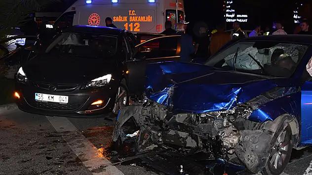 Alkollü sürücünün otomobili, ışık ihlali yapan araca çarptı: 2 ölü, 4 yaralı

