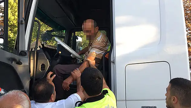 Alkollü tır sürücüsü yol ortasında uyuyakaldı