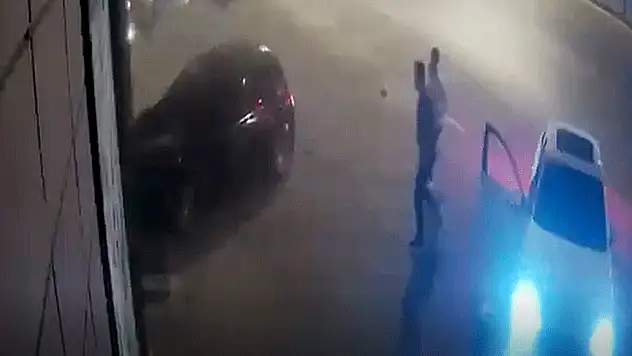 Alkollü ve ehliyetsiz sürücü otomobiliyle ağaca ve iş yerine çarptı