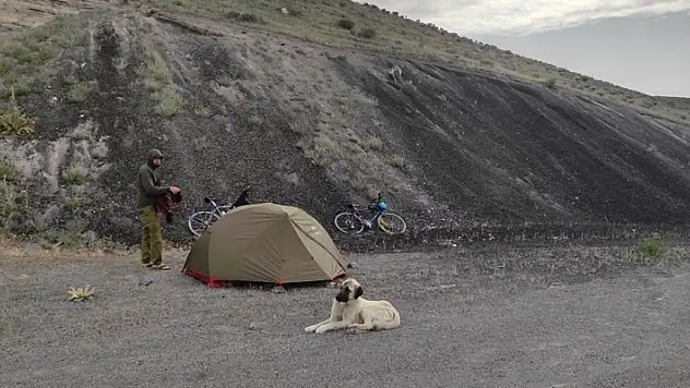 Alman çift, bisikletle Meke Gölü'ne ulaştı
