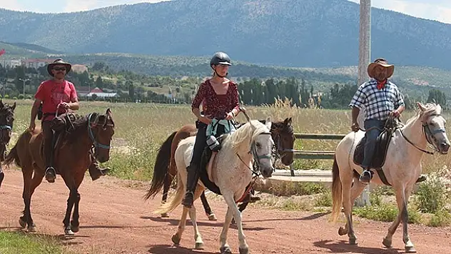 Alman Turistler Konya'ya Atlarla geldiler