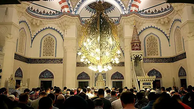 Almanya'da camiye çirkin saldırı