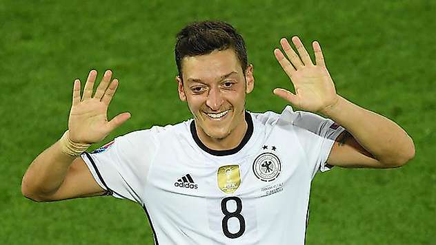 Almanya'da yılın milli futbolcusu Mesut Özil