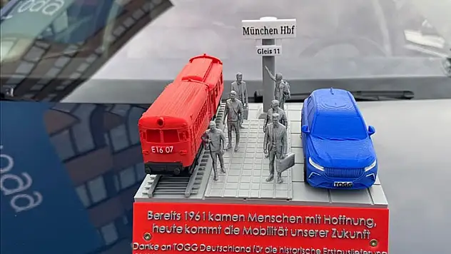 Almanya'da ilk teslimatlarını gerçekleştiren TOGG'un yetkililerine '1961 göç ve geleceğin mobilitesi' sürprizi