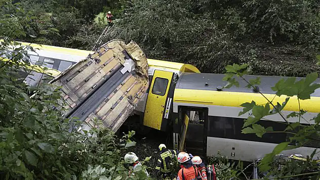 Almanya'da yolcu treni raydan çıktı: 3 ölü, 41 yaralı