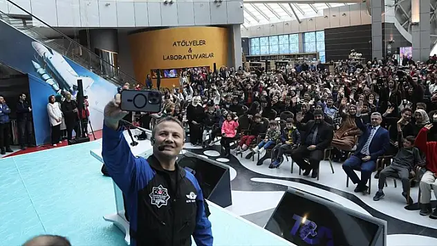 Alper Gezeravcı uzay yolculuğu sonrası ilk gençlik buluşmasını Konya Bilim Merkezi'nde yaptı
