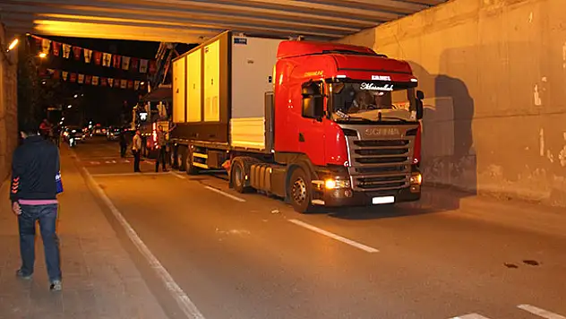 Alt geçide sıkışan tır çekici yardımıyla kurtarıldı