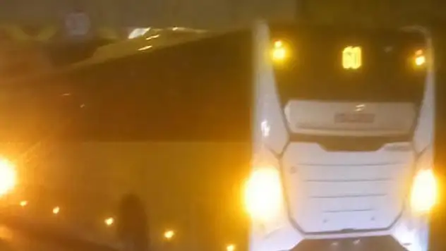 Alt geçitte sıkışan yolcu otobüsü, lastikleri indirilerek kurtarıldı
