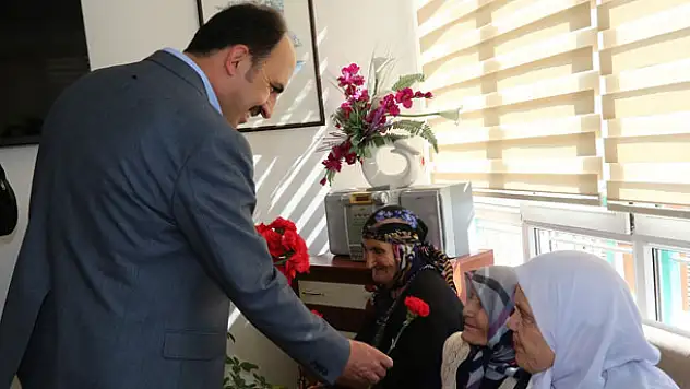 Altay ve Kavuş huzurevini ziyaret etti