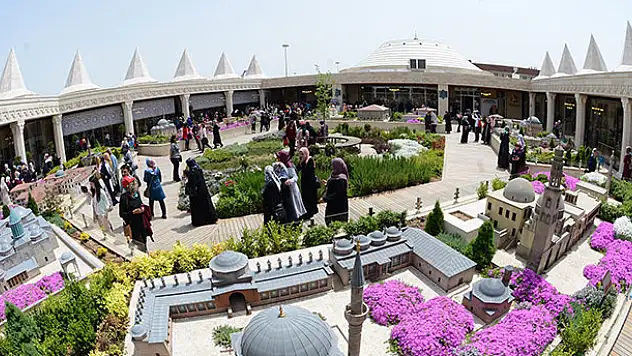 Altın Dokunuşlar Sergisi ve Bilgi Şöleni Büyük İlgi Görüyor