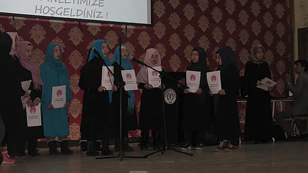 Altınekinli İmam Hatip öğrencileri göz doldurdu