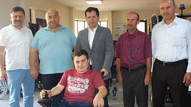 Altunyaldız'dan engelli gence anlamlı hediye