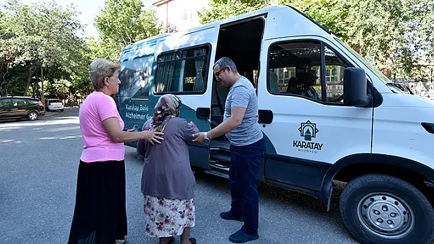 Alzheimer hastaları Karatay'da emin ellerde