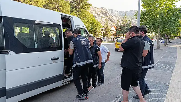 Amasya'da Afganistan uyruklu 15 kaçak yakalandı 3 tutuklama
