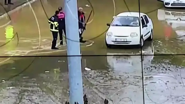 Amasya'da göle dönen yolda kalan 2 araçtaki 6 kişinin yardımına itfaiyeciler yetişti
