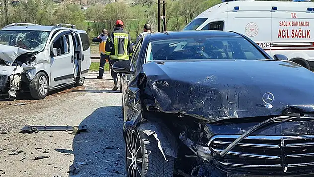 Amasya'da iki araç kafa kafaya çarpıştı: 7 yaralı
