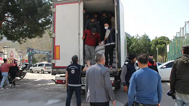 Amasya'da mercimek yüklü tırdan 40 kaçak göçmen çıktı
