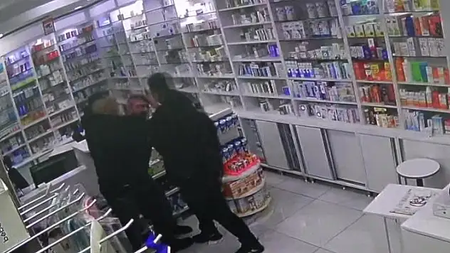 Amasya'da nöbetçi eczanede bıçaklı saldırı: O anlar kamerada
