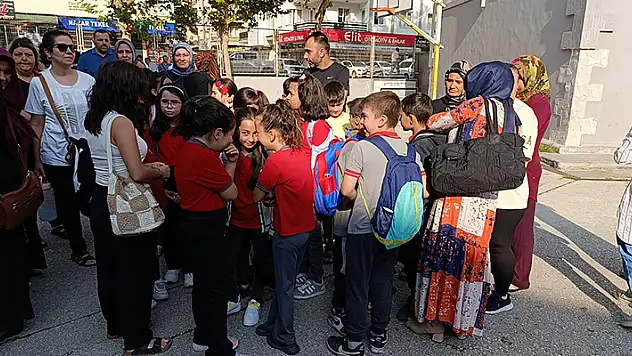 Amasya'da öğrenciler görev yeri değişen öğretmenlerini geri istediler
