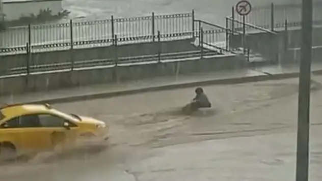 Amasya'da sağanak cadde ve sokaklar suyla doldu, sele kapılan kadını taksici kurtardı