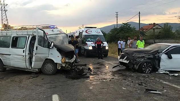 Amasya'da tarım işçilerini taşıyan minibüs ile otomobilin çarpıştığı kazada 20 kişi yaralandı
